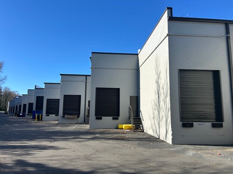 2748 Interstate St, Charlotte, NC à louer - Photo de l’immeuble – Image 2 sur 3