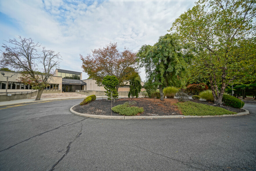 663 E Crescent Ave, Ramsey, NJ à louer - Photo de l’immeuble – Image 2 sur 38