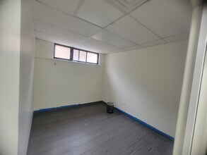 5847 Francis Lewis Blvd, Oakland Gardens, NY à louer Photo intérieure– Image 2 sur 8