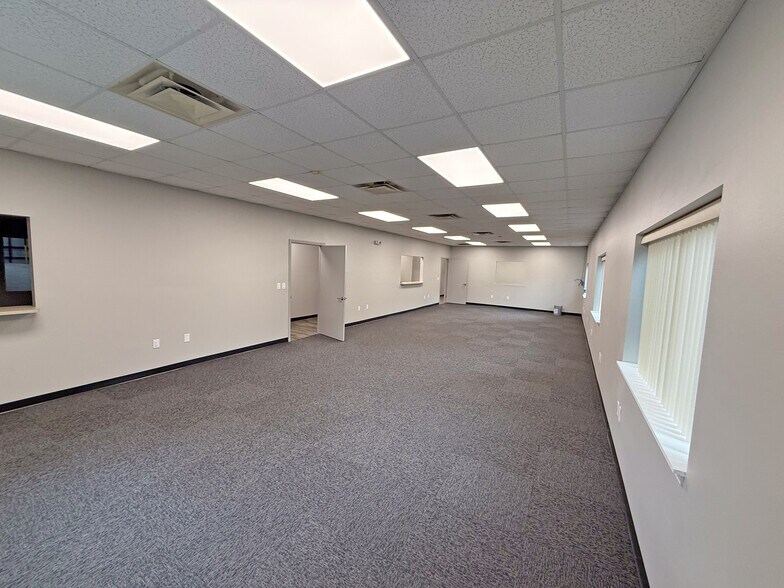 2250 10th St SE, Largo, FL à louer - Photo de l’immeuble – Image 3 sur 12