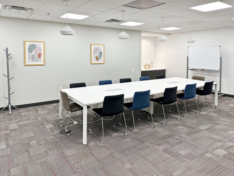 300 W Clarendon Ave, Phoenix, AZ à louer - Photo intérieure – Image 3 sur 15