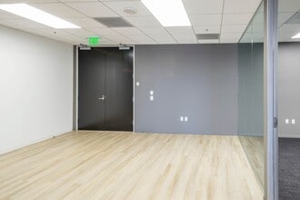 300 Spectrum Center Dr, Irvine, CA à louer Photo intérieure– Image 2 sur 8