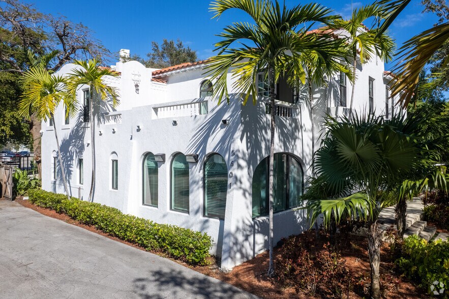 445 NE 56th St, Miami, FL à louer - Photo principale – Image 1 sur 11