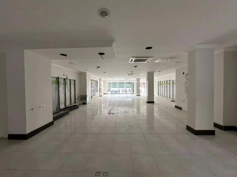 Local commercial dans Villeneuve-Loubet à louer - Photo de l’immeuble – Image 1 sur 21