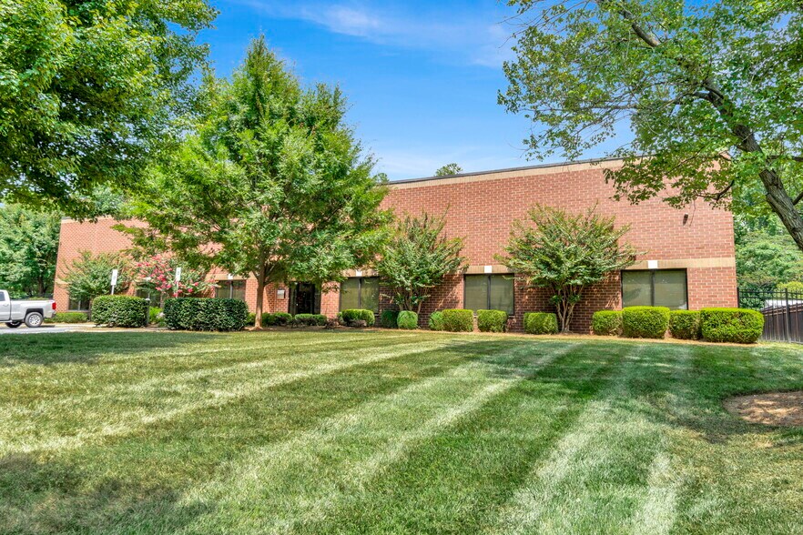 2311 Executive St, Charlotte, NC à vendre - Photo de l’immeuble – Image 1 sur 16