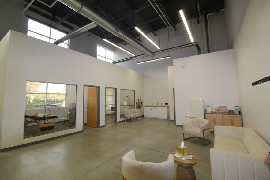 653 McCorkle Blvd, Westerville, OH à louer - Photo de l’immeuble – Image 3 sur 8