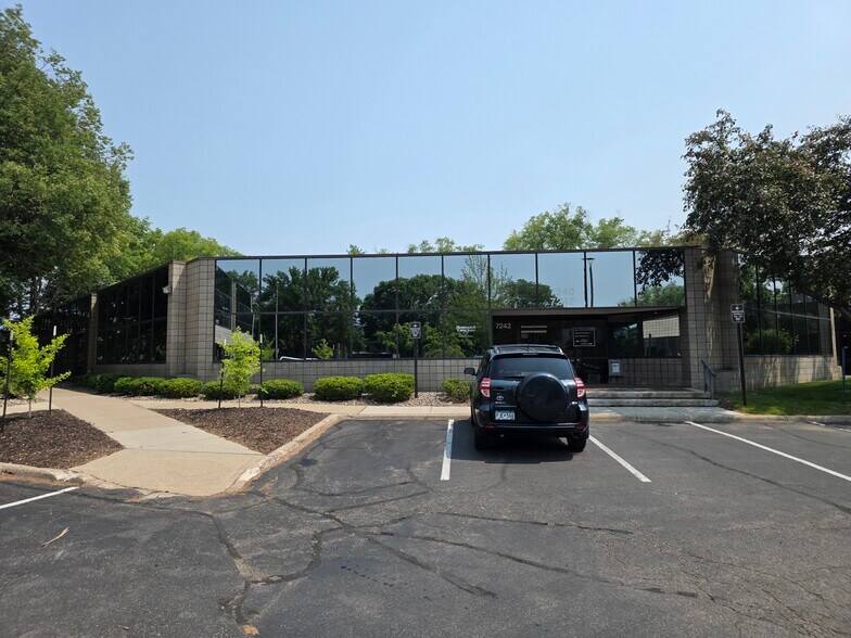 7240-7242 Metro Blvd, Edina, MN à louer - Photo de l’immeuble – Image 2 sur 10