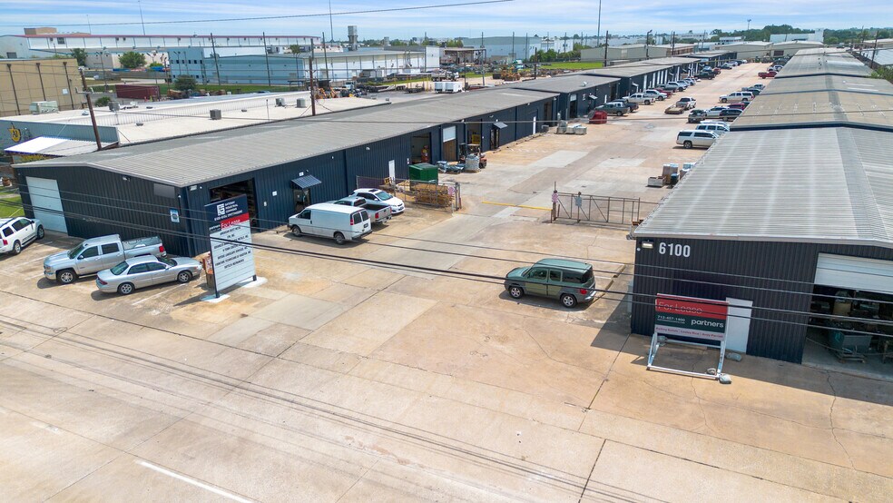 6100 Brittmoore Rd, Houston, TX à louer - Photo de l’immeuble – Image 1 sur 54