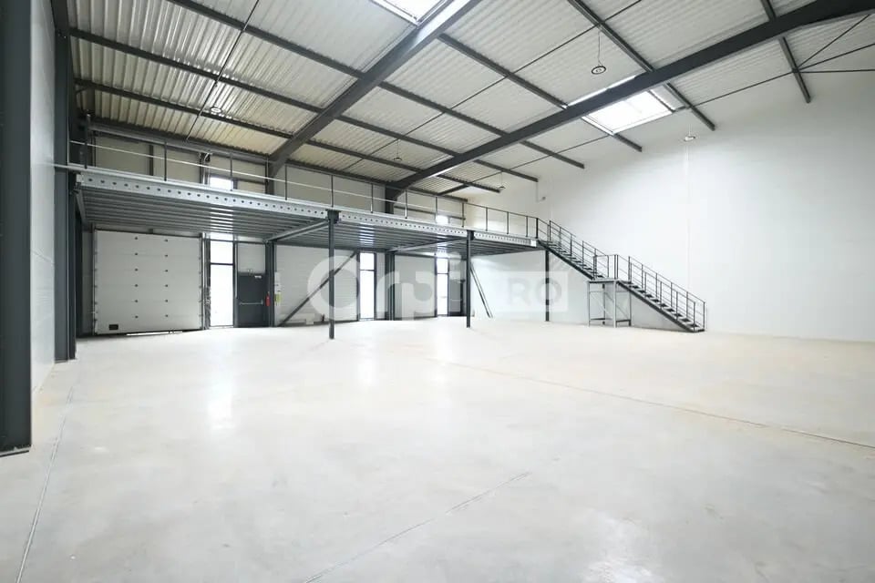 Local d'activités dans Villefontaine à vendre Photo de l’immeuble– Image 1 sur 21