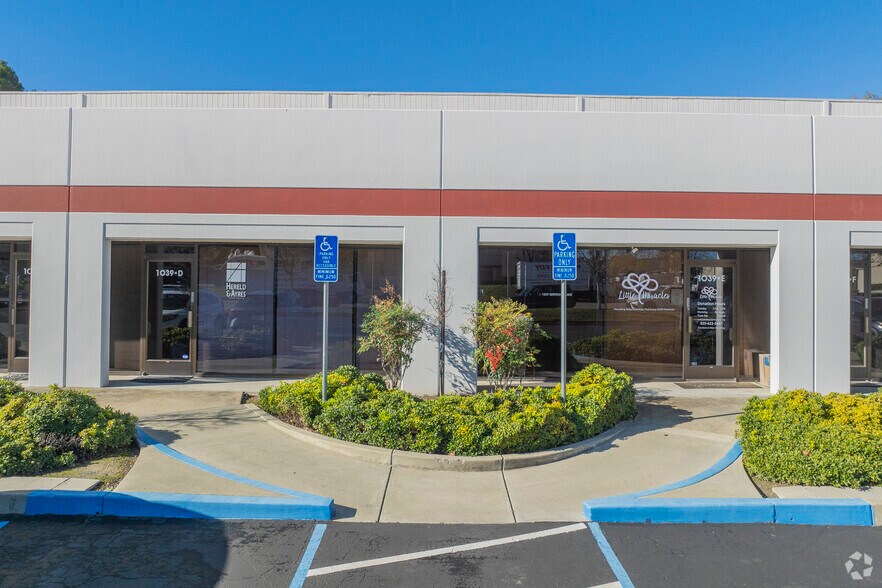 1039 Serpentine Ln, Pleasanton, CA à louer - Photo de l’immeuble – Image 2 sur 9