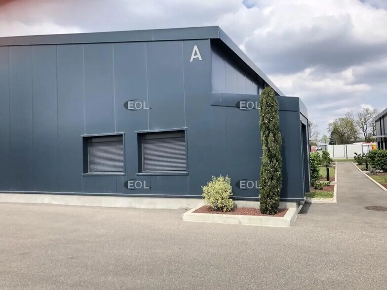 Local d’activités dans Vénissieux à louer - Photo de l’immeuble – Image 2 sur 7