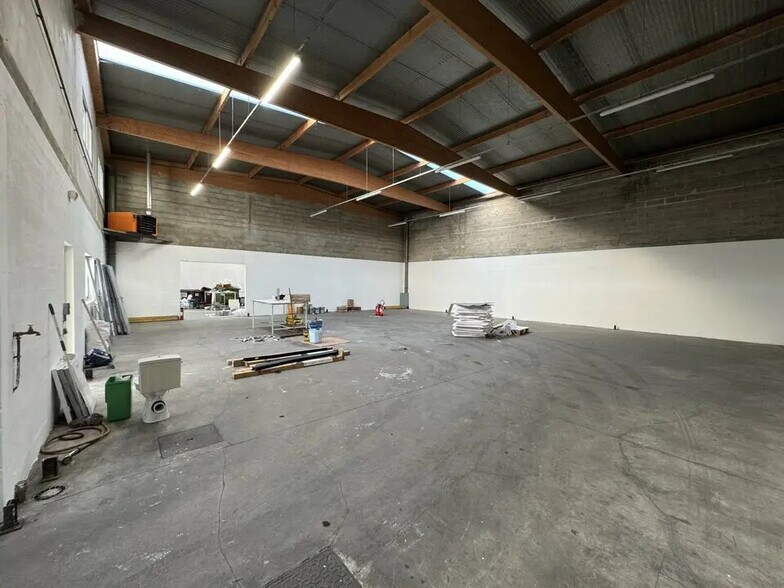 Local d’activités dans Émerainville à louer - Photo intérieure – Image 2 sur 11