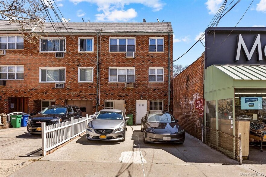 5263 65th Pl, Maspeth, NY à vendre - Photo de l’immeuble – Image 1 sur 18