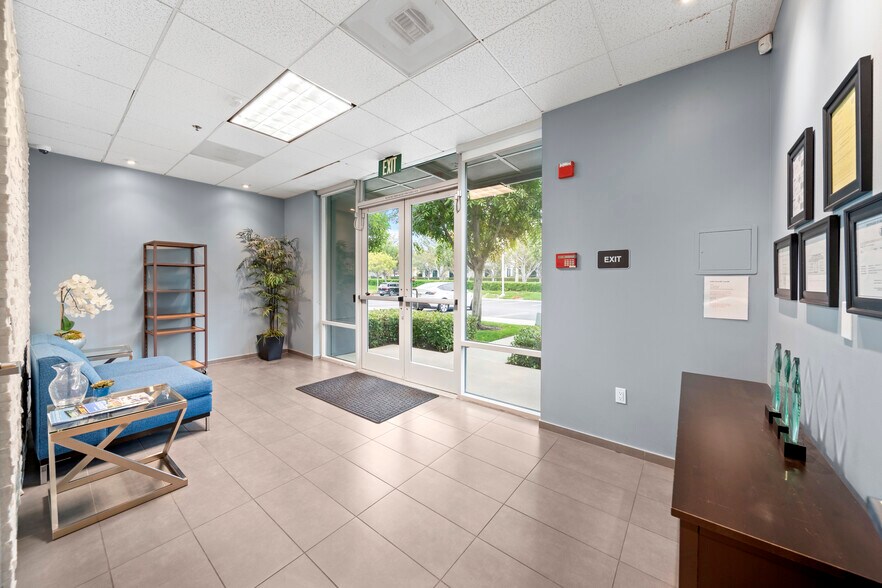 9601 Irvine Center Dr, Irvine, CA à vendre - Hall d’entrée – Image 2 sur 40