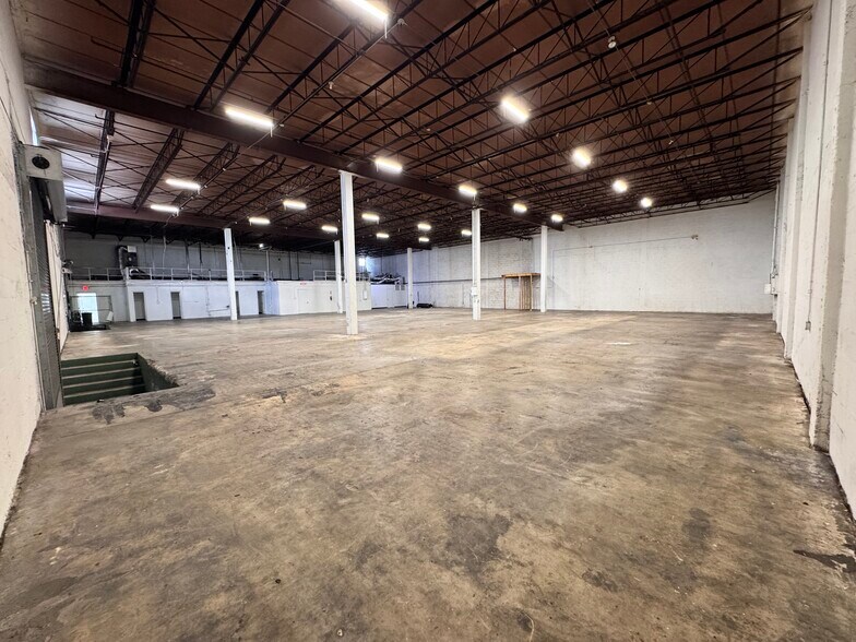 9869 NW 79th Ave, Medley, FL à louer - Photo de l’immeuble – Image 3 sur 8