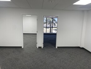 7506-7560 NW 70th St, Miami, FL à louer Photo intérieure– Image 1 sur 3