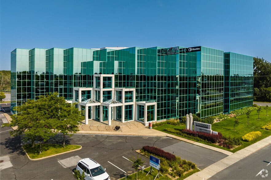 375 Boul Roland-Therrien, Longueuil, QC à louer - Photo principale – Image 1 sur 10