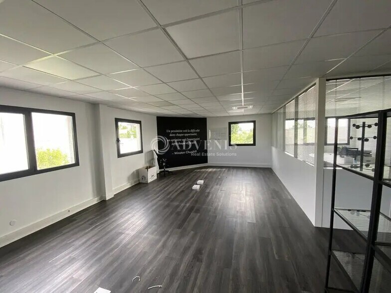 Bureau dans Neuilly-Plaisance à vendre - Photo de l’immeuble – Image 3 sur 11