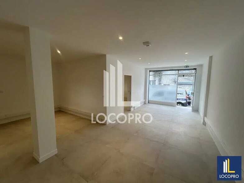 Local d’activités dans Cagnes-sur-Mer à louer - Photo de l’immeuble – Image 1 sur 11