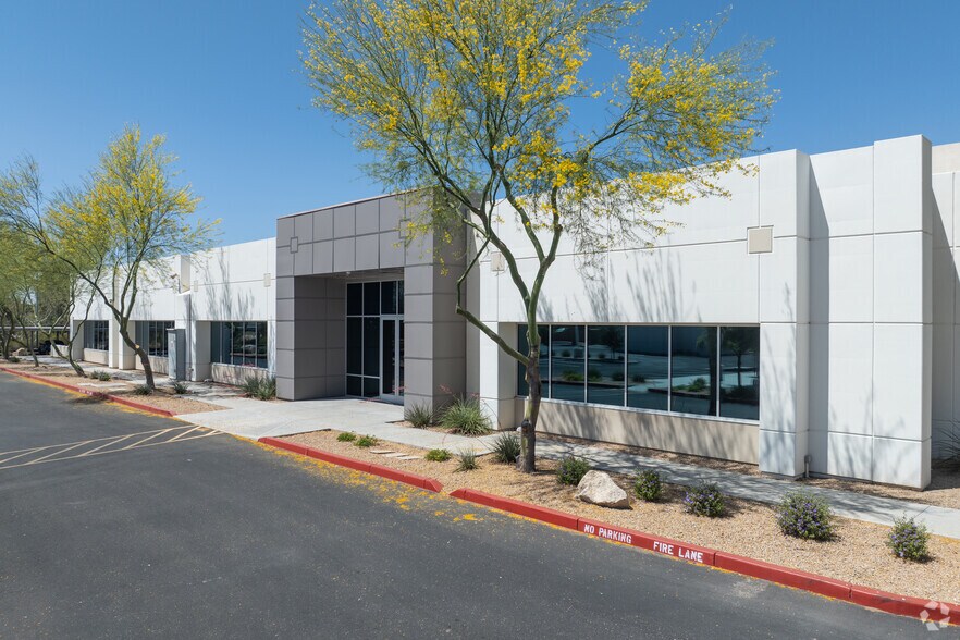 827 W Grove Ave, Mesa, AZ à louer - Photo de l’immeuble – Image 2 sur 5