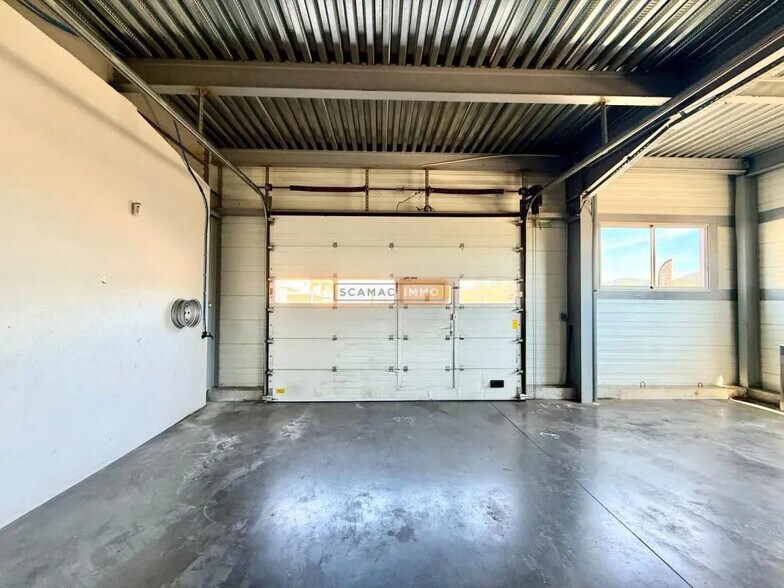 Industriel/Logistique dans Fréjus à louer - Photo de l’immeuble – Image 3 sur 7