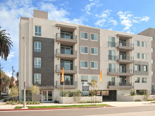 11900 Courtleigh Dr, Los Angeles, CA à vendre - Photo de l’immeuble – Image 3 sur 53