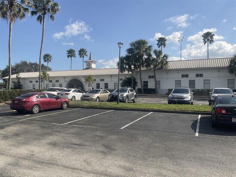 8561 Commerce Centre Dr, Port Saint Lucie, FL à louer - Photo principale – Image 1 sur 11