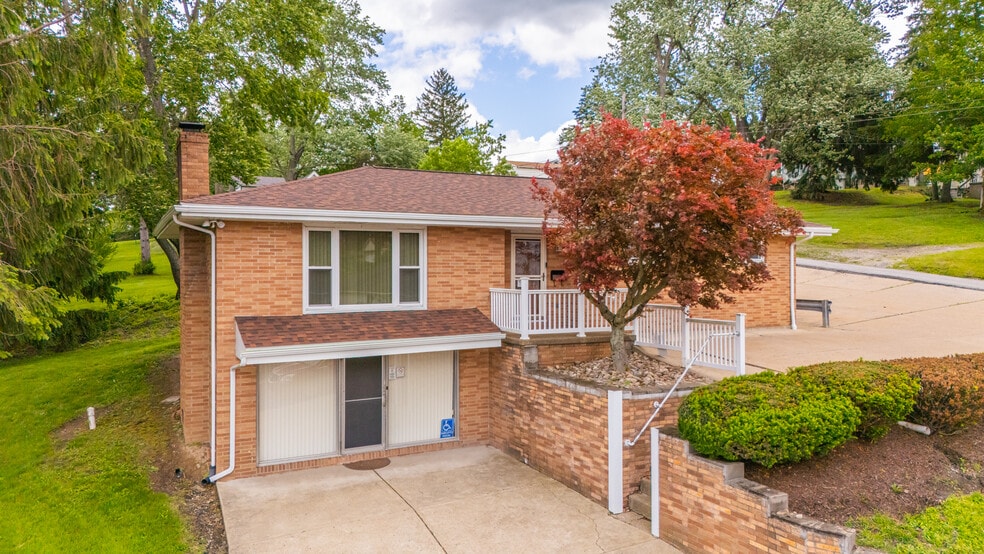 99 N Sugar St, Saint Clairsville, OH à vendre - Photo principale – Image 1 sur 9