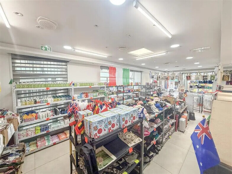 Local commercial dans Paris à louer - Photo de l’immeuble – Image 1 sur 8