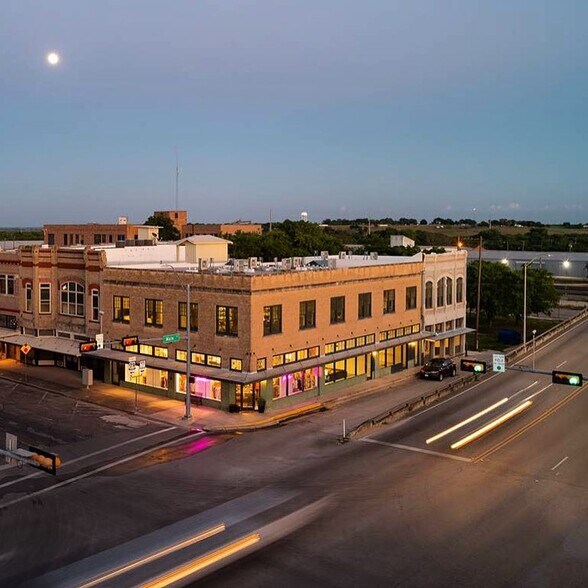 114 N Main St, Taylor, TX à louer - Photo de l’immeuble – Image 2 sur 22