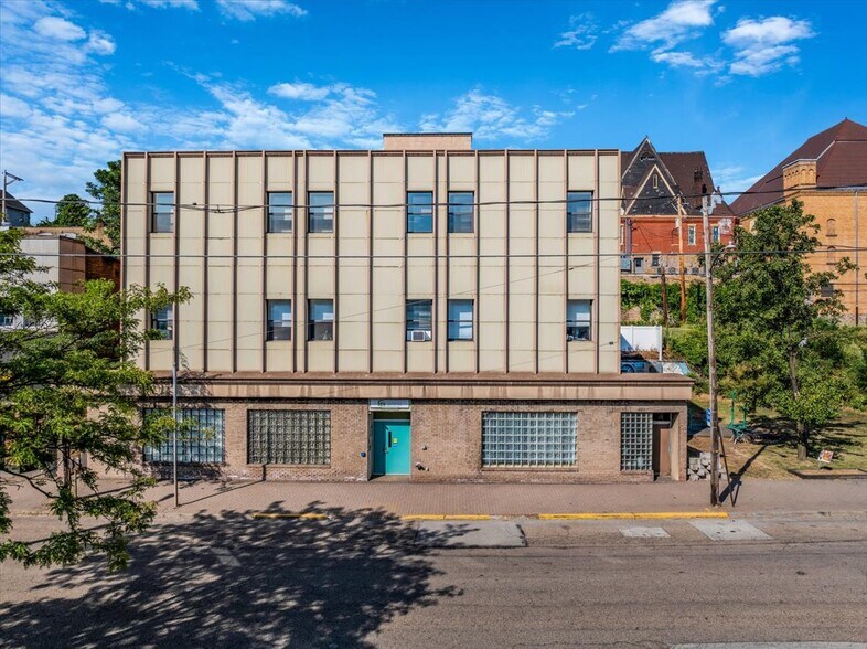 723 Braddock Ave, Braddock, PA à vendre - Photo de l’immeuble – Image 1 sur 94