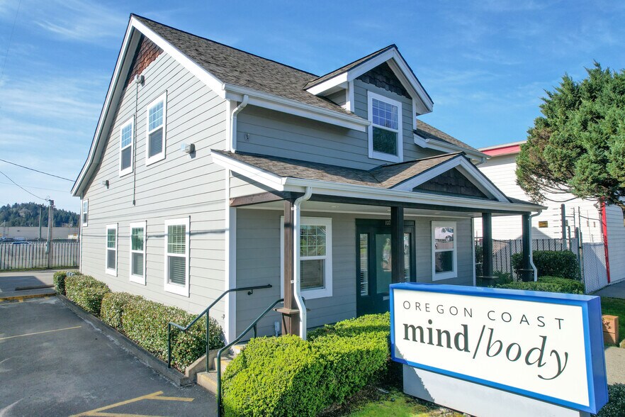 137 Hall Ave, Coos Bay, OR à vendre - Photo de l’immeuble – Image 2 sur 34