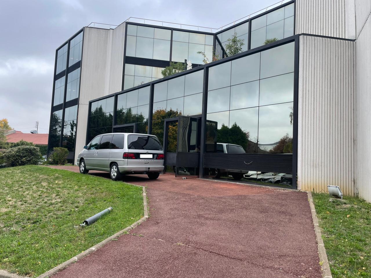 Local d'activités dans Argenteuil à vendre Photo de l’immeuble– Image 1 sur 12