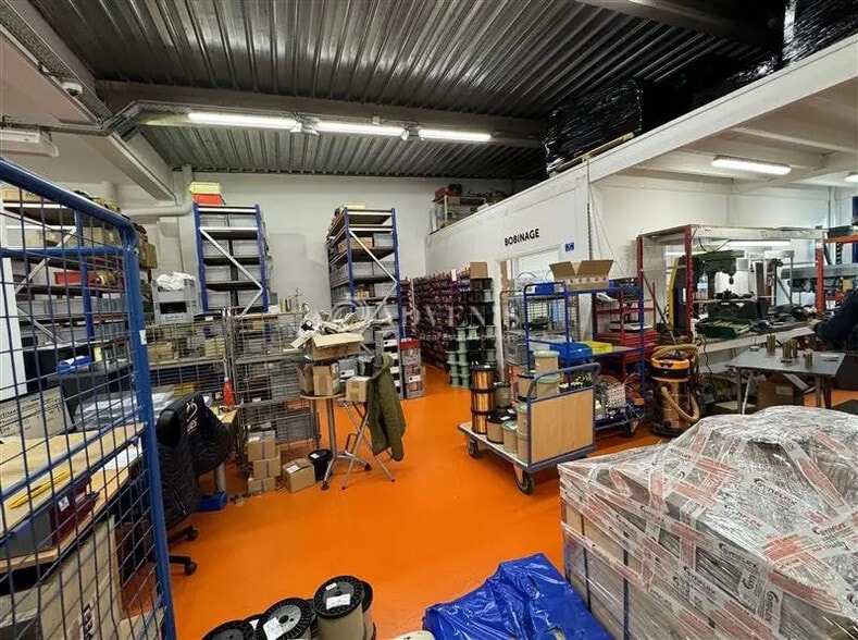 Local d'activités dans Croissy-Beaubourg à vendre - Photo de l’immeuble – Image 3 sur 12