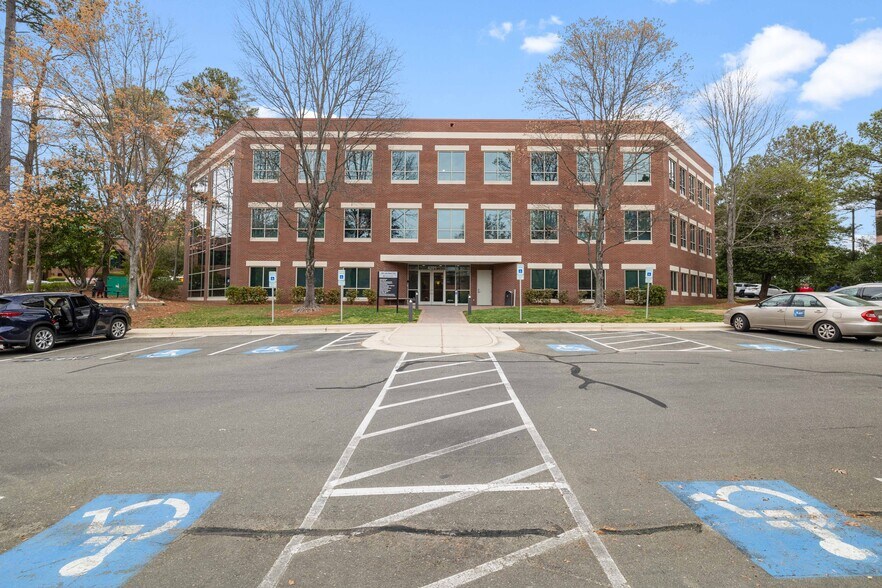 4201 Lake Boone Trl, Raleigh, NC à louer - Photo de l’immeuble – Image 3 sur 5