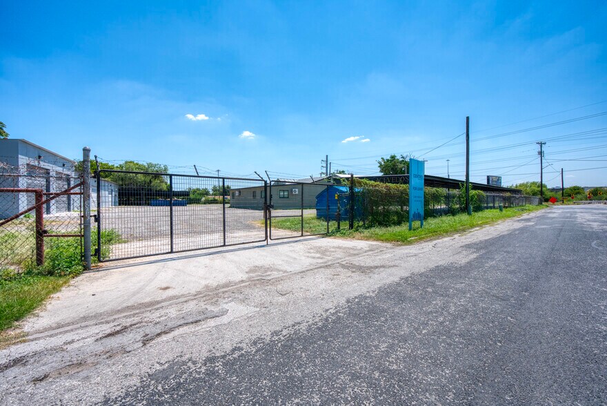 1402 Hoefgen Ave, San Antonio, TX à louer - Photo de l’immeuble – Image 2 sur 14