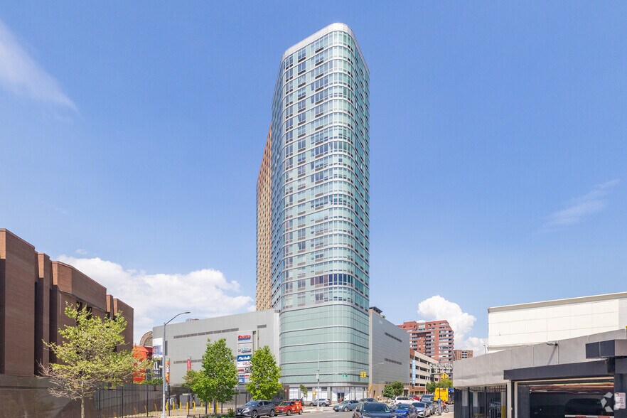 6135 Junction Blvd, Rego Park, NY à louer - Photo de l’immeuble – Image 2 sur 6