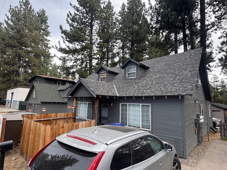 937 3rd St, South Lake Tahoe, CA à vendre - Photo de l’immeuble – Image 2 sur 7