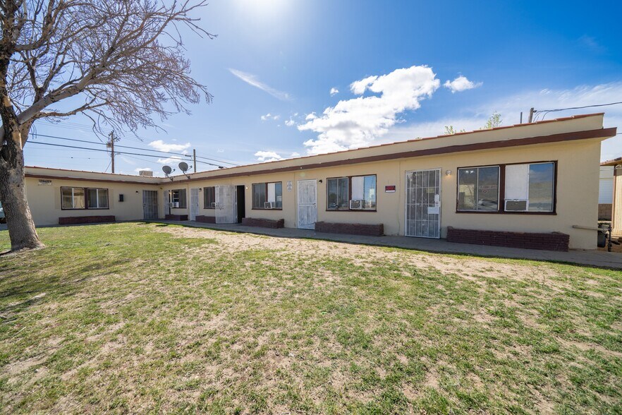 38717 6th St E, Palmdale, CA à vendre - Photo de l’immeuble – Image 1 sur 21