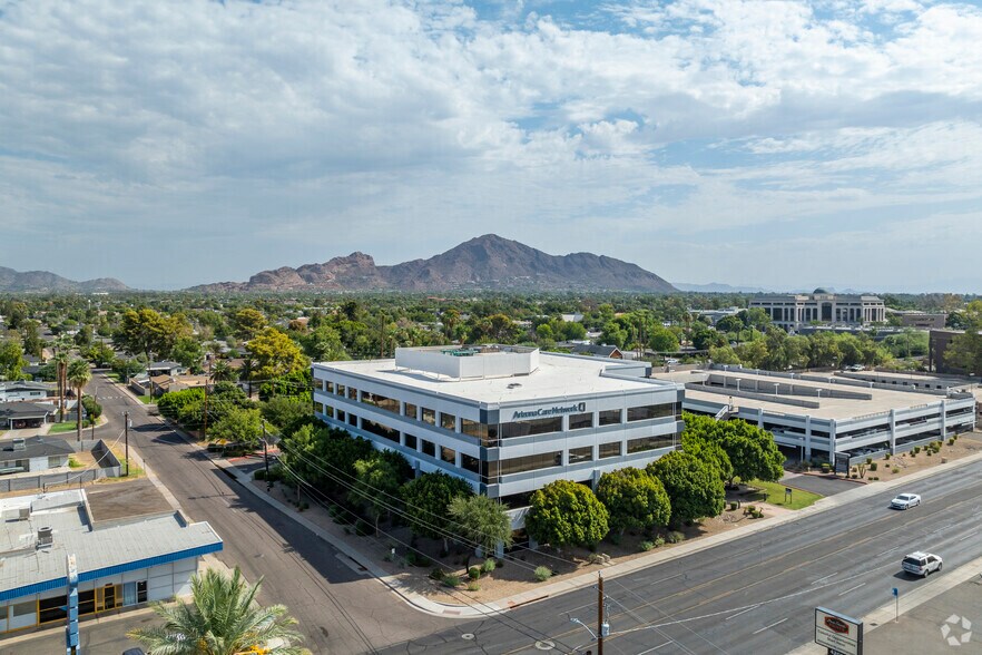 4222 E Thomas Rd, Phoenix, AZ à louer - Photo de l’immeuble – Image 2 sur 5