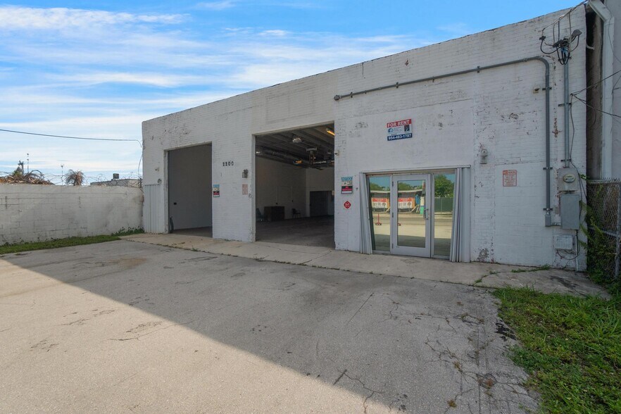 2200 SW 58th Ave, West Park, FL à louer - Photo de l’immeuble – Image 1 sur 36