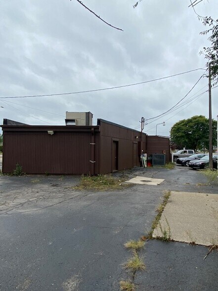 57 Ecorse Rd, Ypsilanti, MI à vendre - Photo de l’immeuble – Image 2 sur 7