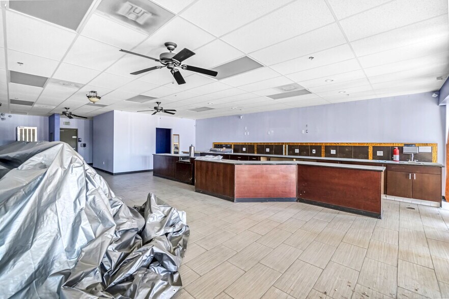 5360 W Spruce Ave, Fresno, CA à louer - Photo de l’immeuble – Image 3 sur 41