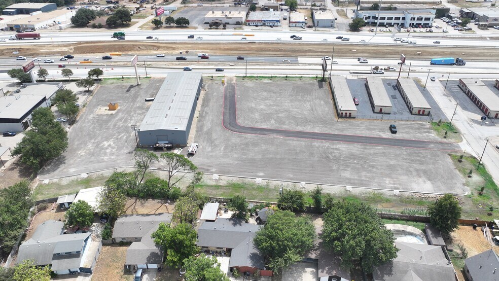 5105 E California Pky, Fort Worth, TX à louer - Photo principale – Image 1 sur 10