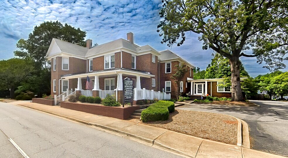 324 E Saint John St, Spartanburg, SC à louer - Photo de l’immeuble – Image 2 sur 3