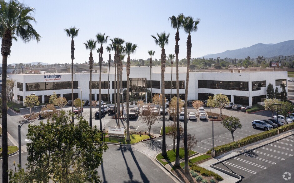 2280 Wardlow Cir, Corona, CA à louer - Photo principale – Image 1 sur 7
