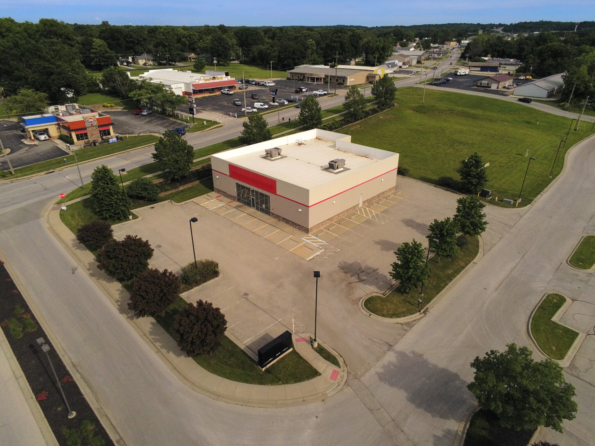 610 S Commercial St, Harrisonville, MO à louer Photo de l’immeuble– Image 1 sur 4
