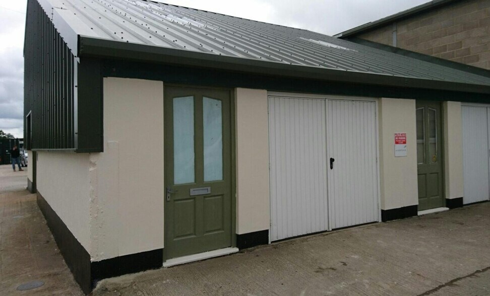 Malmesbury Rd, Kington Langley à louer - Photo principale – Image 1 sur 1