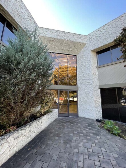 710 lakeway Dr, Sunnyvale, CA à louer - Photo de l’immeuble – Image 3 sur 50