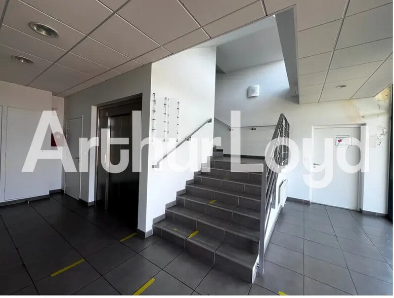 Bureau dans Hérouville-Saint-Clair à louer - Hall d’entrée – Image 3 sur 3